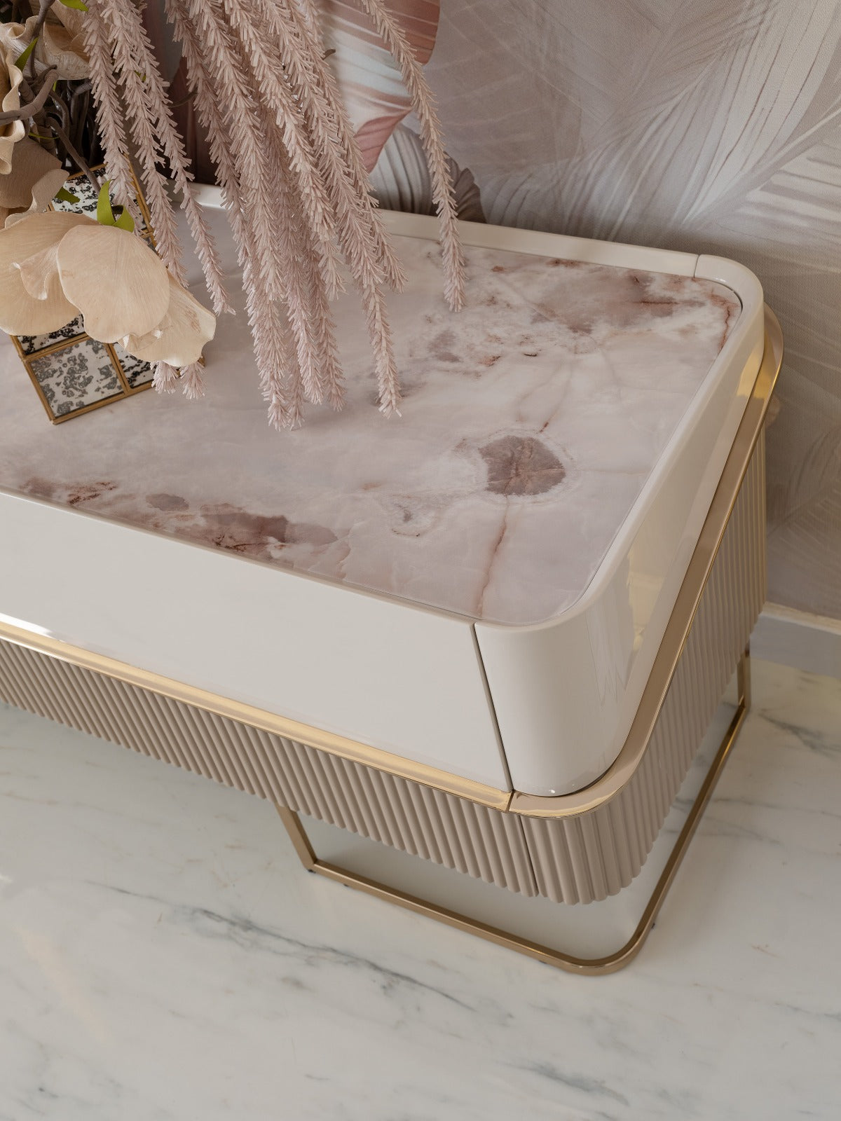 Close-up of Oscar TV stand top surface