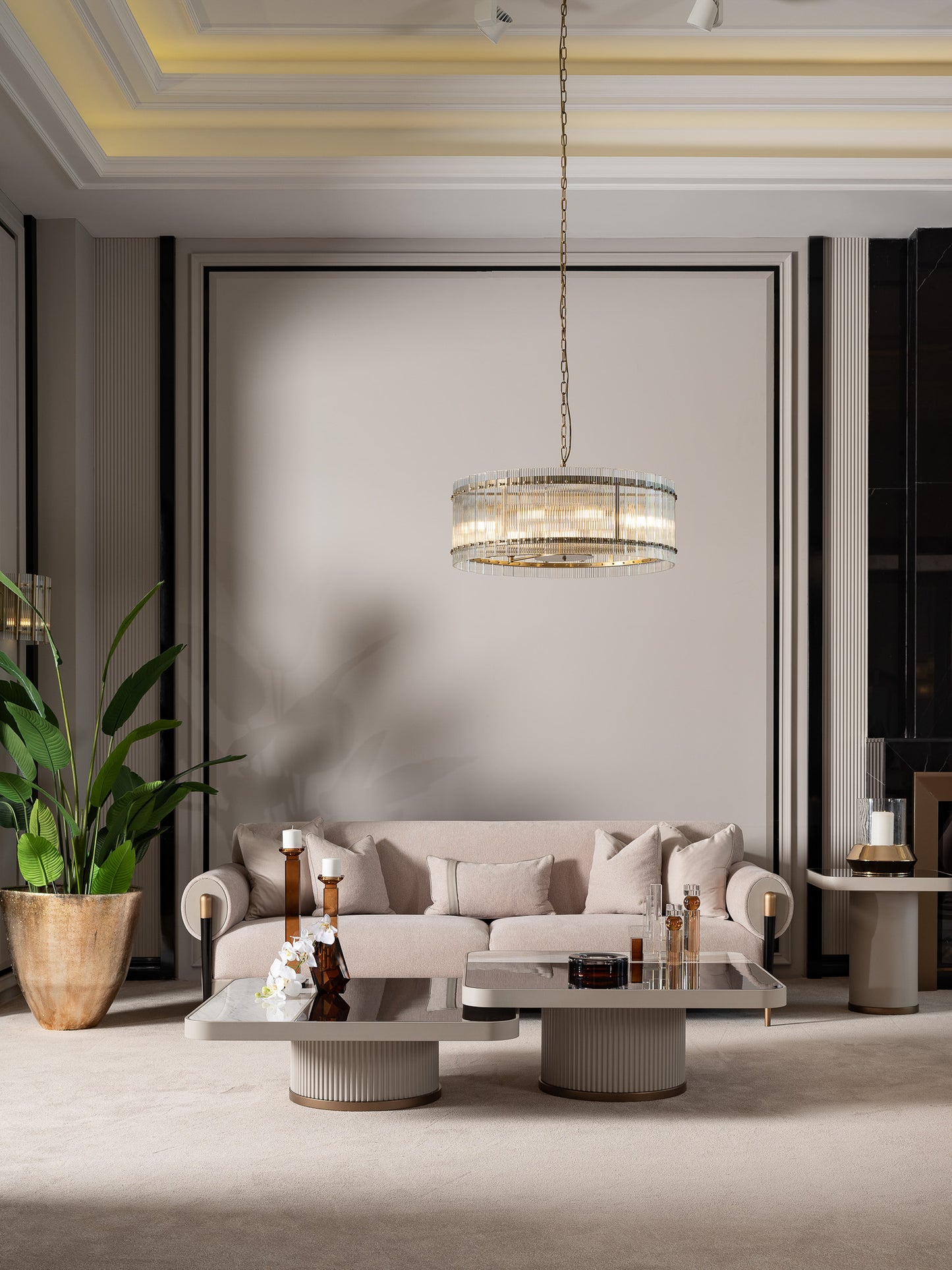 Casto Leather Sofa: Spacious Luxury