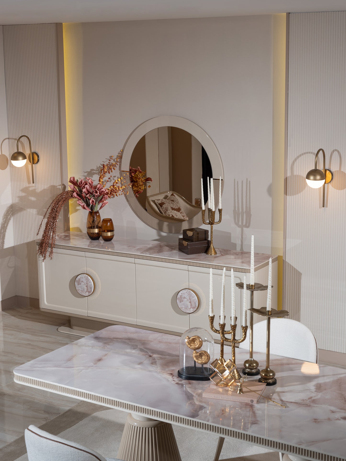 Textured design details on Belezza table edge