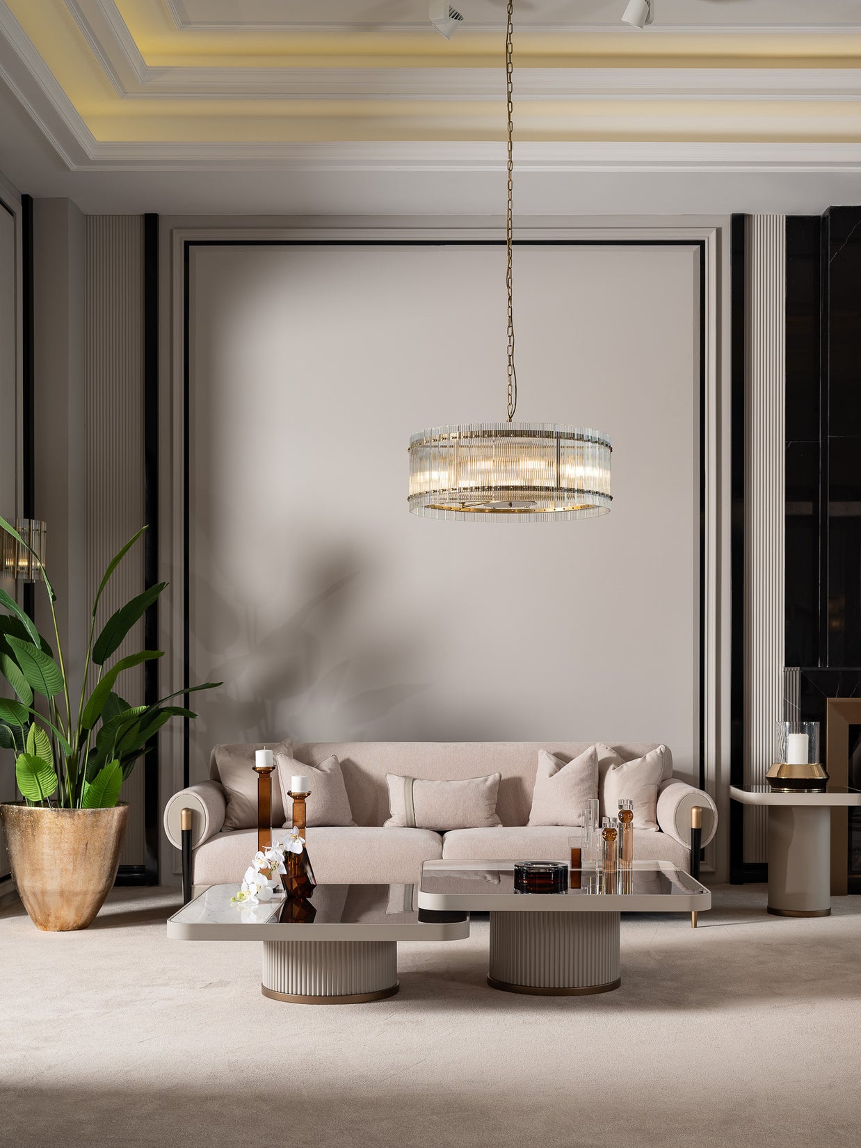 Casto Leather Sofa: Spacious Luxury