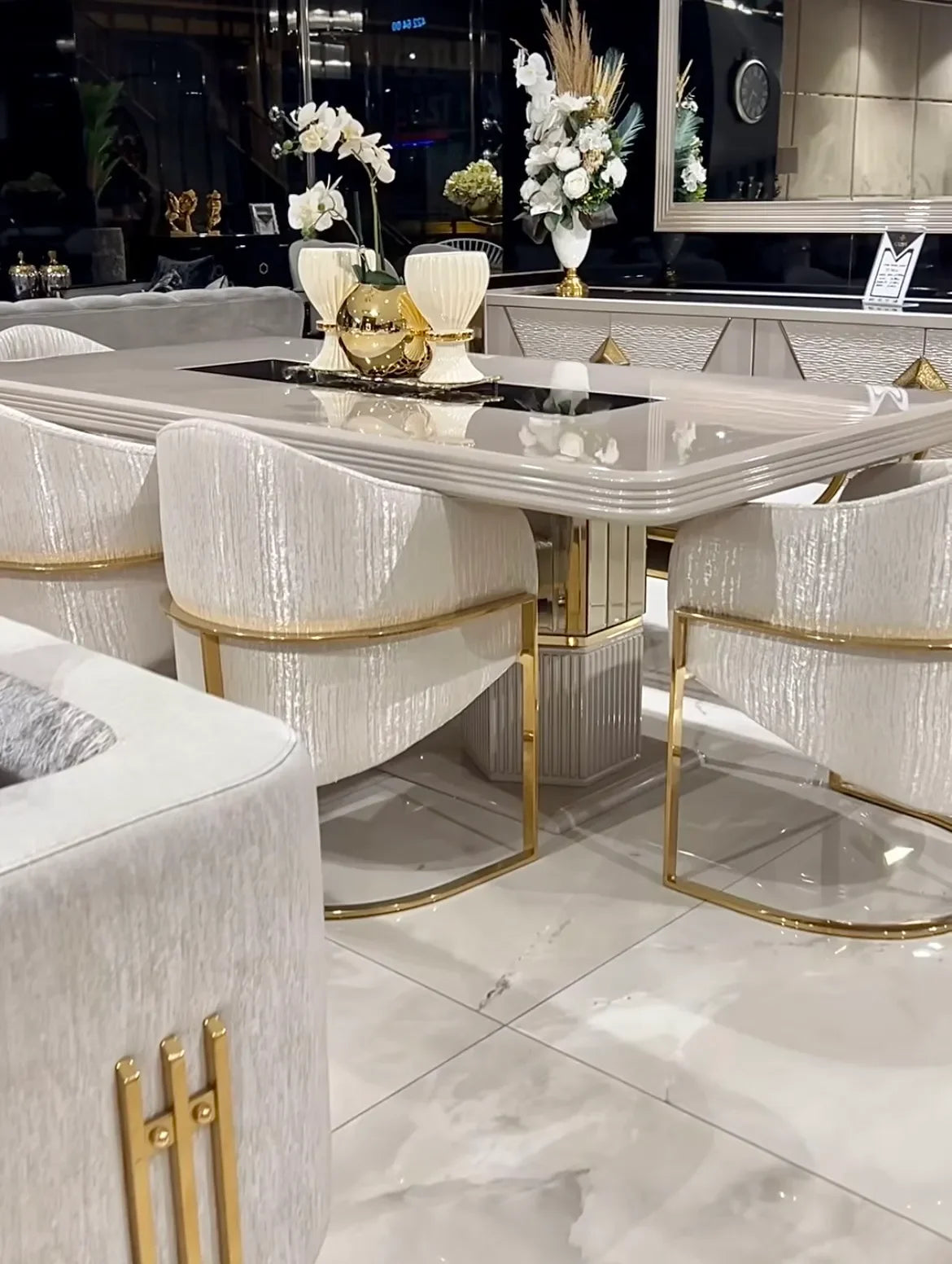 Como Dining Table by Luxe Life Furniture: Modern Luxury Elevates Meals. Shop Now!