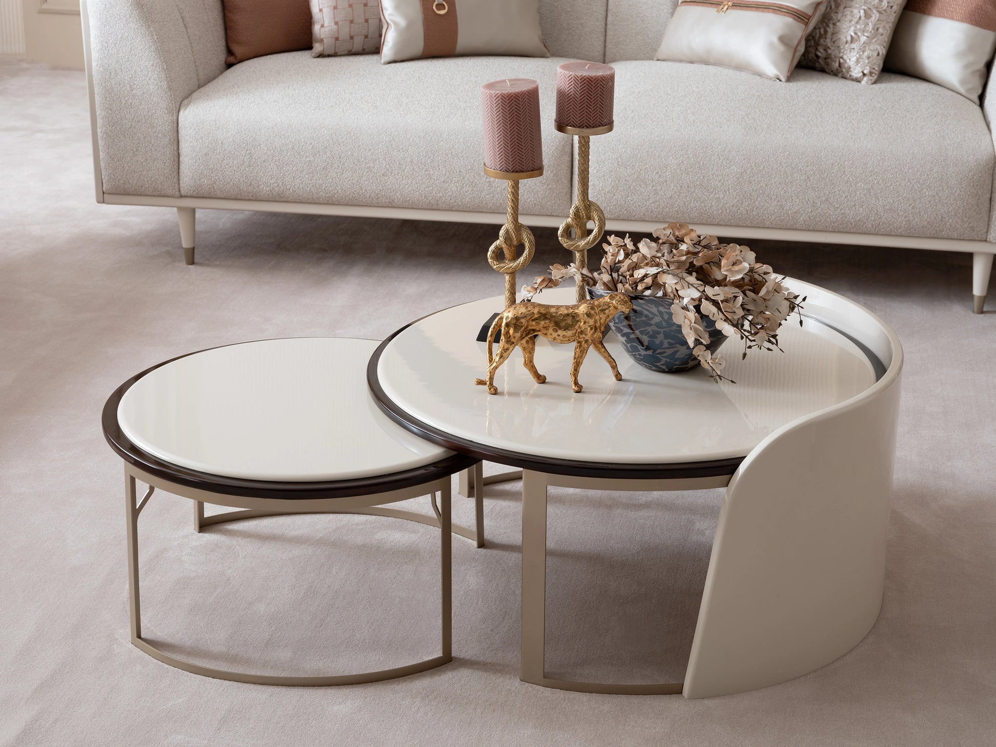Florance coffee table with cylindrical legs and high-gloss finish