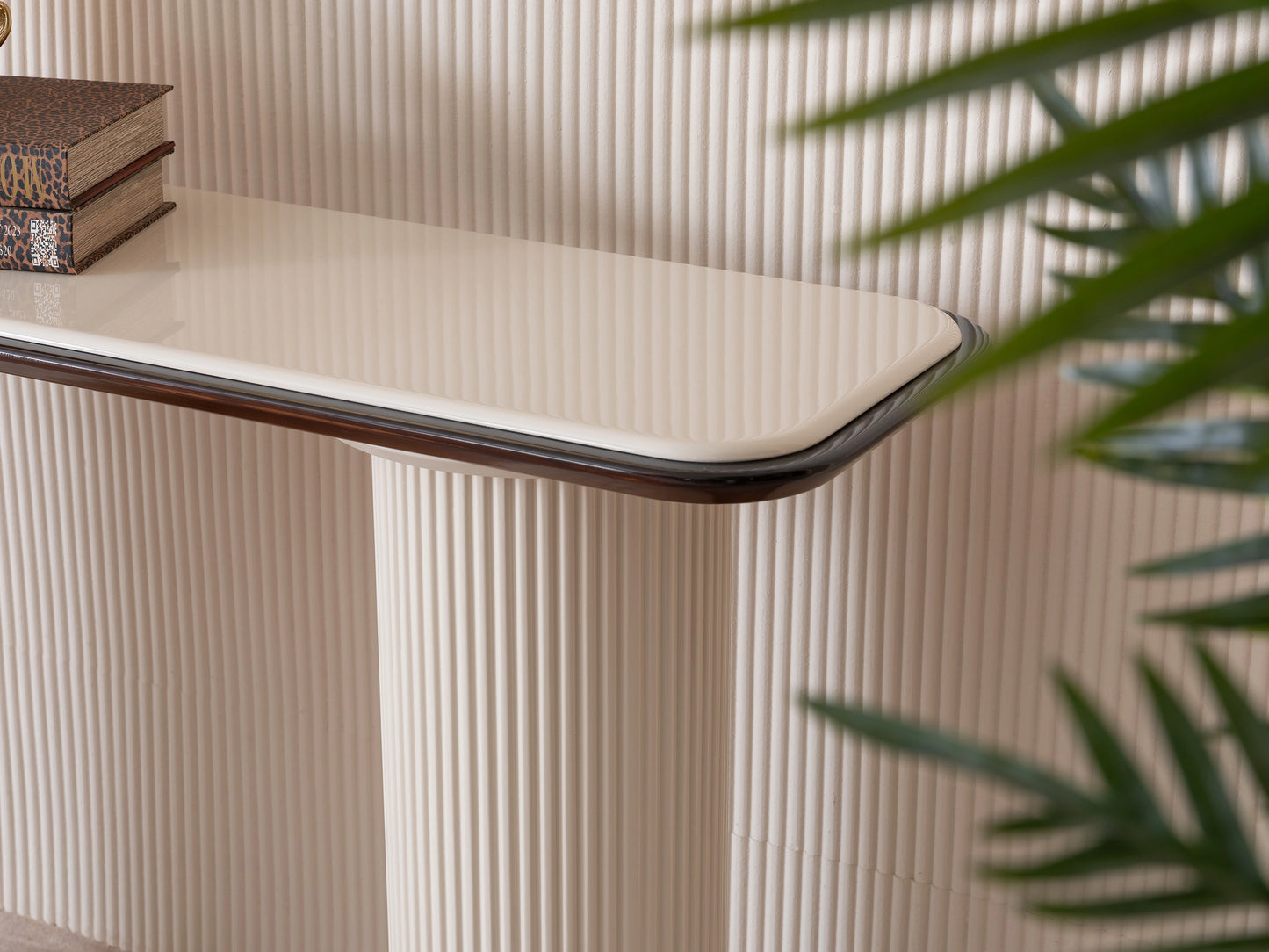 Minimalist Florance console table with lacquer finish and metal frame